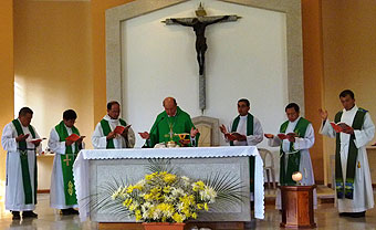 Celebracin de la Eucarista. Preside Mons. Julio Cabrera, Obispo de Jalapa. A su izquierda, Mons. Rodolfo Valenzuela, Presidente de la Pastoral Familiar