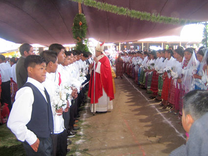Celebraci�n del sacramento de la confirmaci�n en la aldea de Patachaj, San Crist�bal Totonicap�n
