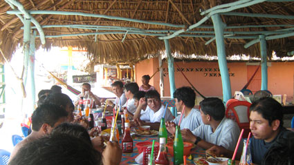 Almuerzo durante el paseo a Champerico